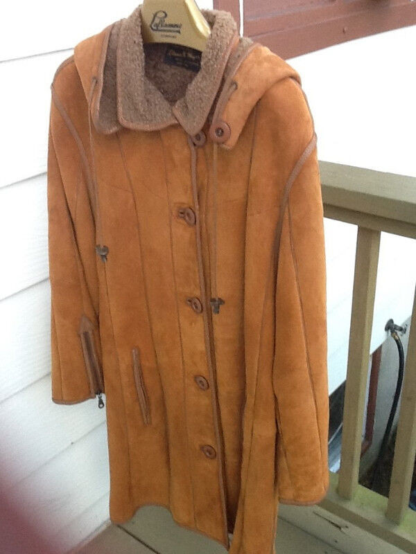 Superbe manteau en agneau renversé d'une riche couleur "tan" dans Femmes - Hauts et vêtements d'extérieur  à Shawinigan - Image 3
