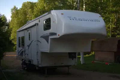 2004 Glendale Titanium 29E34RL 5th Wheel Trailer -Very well cared for trailer -Never touched snow -A...