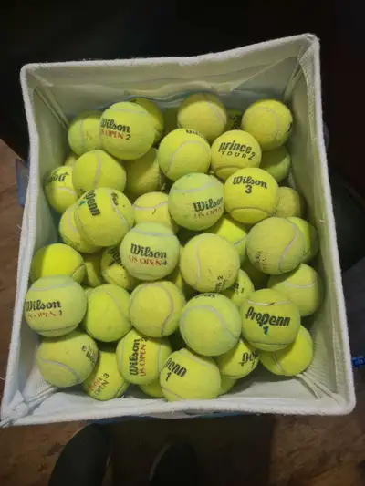 Used but in good condition 80 tennis balls Different make Wilson ,Propenn and Prince Price== 40 doll...