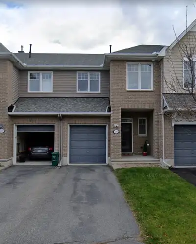 Barrhaven townhouse for rent 3 bedrooms Finished basement. Composite deck in backyard. 5 minute driv...