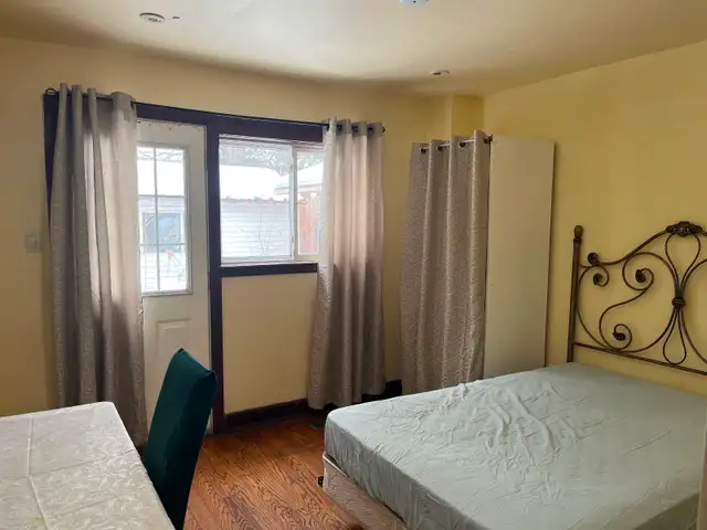 BRIGHT ROOM MAIN FL-50m TO PLAZA STEELES/BATHURST NEAR BUS