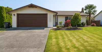 Bright and spacious detached home available for short term