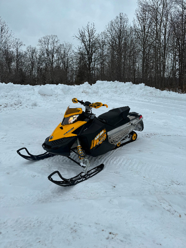 2009 MXZ Renegade 800 LOW KMS in Snowmobiles in Pembroke - Image 2