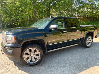 The 2018 GMC Sierra 1500 Denali Ultimate in Onyx Black offers a blend of luxury, power, and performa...
