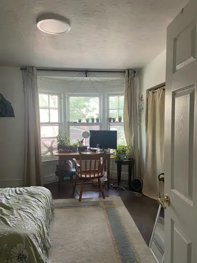 one big bedroom near Bathurst subway available Sep