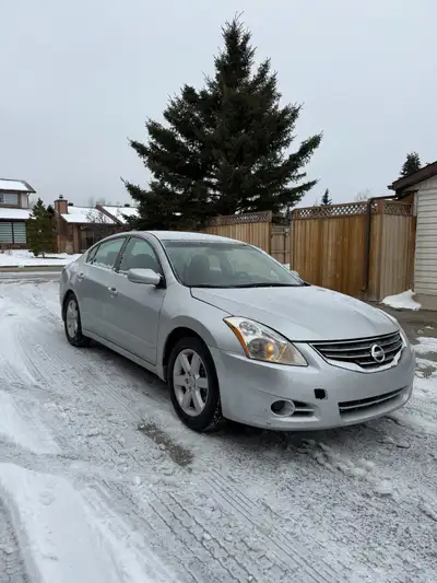 Selling my 2012 Nissan Altima 2.5S with only 113,000 km. Runs and drives great. No warning lights or...