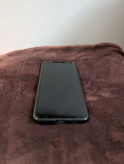 This Samsung Galaxy S21 is in great conditions and works perfectly. Battery hold good charge and no...