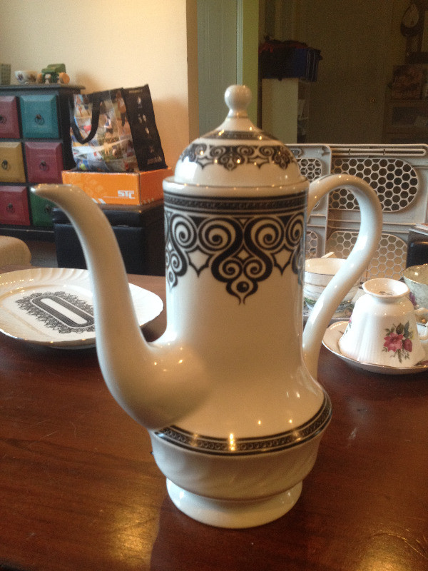 Vintage Farolina Coffee, Creamer, Sugar and  Serving Plate in Kitchen & Dining Wares in Oshawa / Durham Region - Image 2