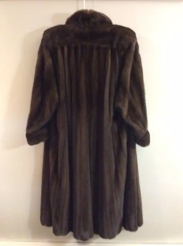 Manteau vintage en vison  Revillon in Women's - Tops & Outerwear in Québec City - Image 6