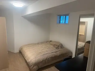 private bathroom inside room 5 Min walk to Seneca