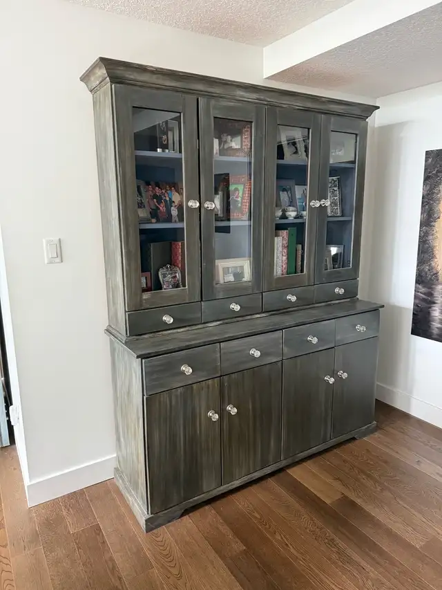 solid pine 2-piece buffet and hutch in Hutches & Display Cabinets in Edmonton - Image 6
