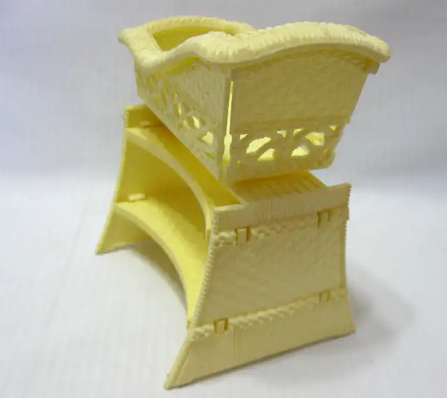 CHAISE et BERCEAU VINTAGE BARBIE CHAIR and CRIB SET in Arts & Collectibles in West Island - Image 5