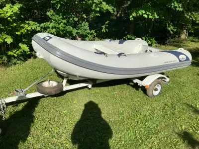 Pneumatique Walker Bay Genesis 301 état neuf 2018 . (10 heures sur l’eau ) Inclus remorque. coque ri...