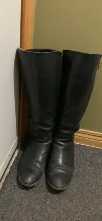 Women size 8.5 knee-high black boots