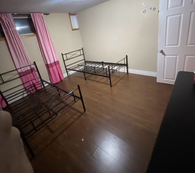 Large room in basement for couple or 2 sharing .  in Room Rentals & Roommates in City of Toronto - Image 4