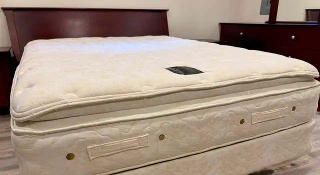 Set de chambre complet Queen en bois 5 bureaux - Fait au Canada in Beds & Mattresses in Laval / North Shore - Image 4