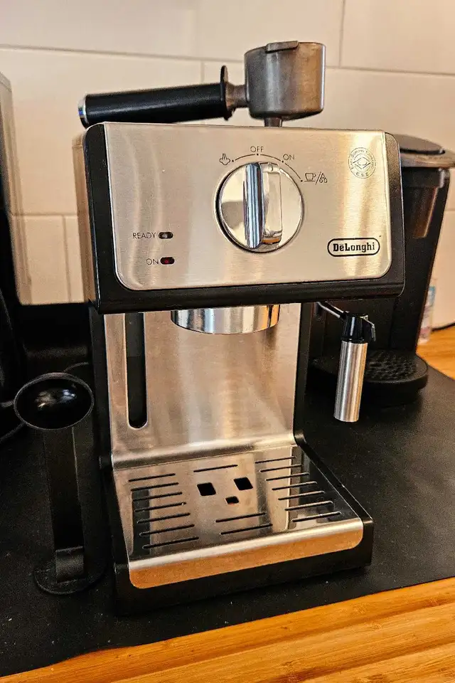 DeLonghi Espresso Machine in Coffee Makers in Muskoka - Image 2