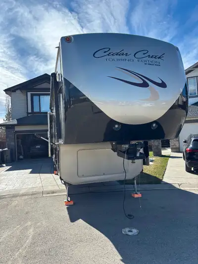 36 CKTS Cedar Creek Touring Edition 5th Wheel, Exterior is painted - no decals, bike hitch, fantasti...