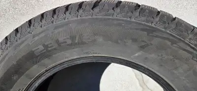 4 pneus d'hiver 235/65R17. Excellent état. Utilisés 1 hiver.