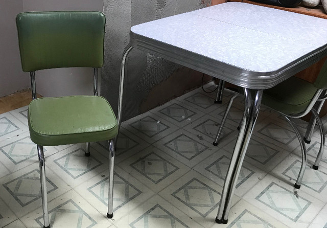 Table et 4 chaises de cuisine vintage dans Mobilier de salle à manger et cuisine  à Gaspésie - Image 4