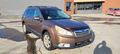 Subaru outback 2011 à vendre 210 000 km 4 000$ Prêt à rouler, jamais accidenté. 4 roues motrices, tr...