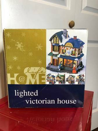 Lighted Victorian House Great Christmas Gift in Holiday, Event & Seasonal in Burnaby/New Westminster - Image 2
