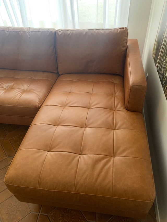 Sectionnel en cuir Structube dans Sofas et futons  à Laval/Rive Nord - Image 2