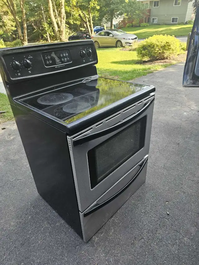 free working stove. in Stoves, Ovens & Ranges in Bedford - Image 2