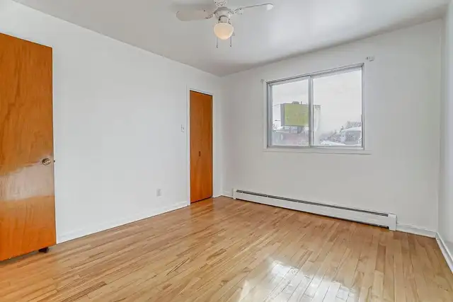 Lumineux 4 1/2 dans un triplex à Mtl-nord