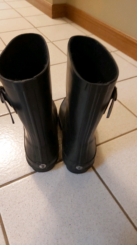 Girls Rainboots size 3 youth in Kids & Youth in London - Image 3