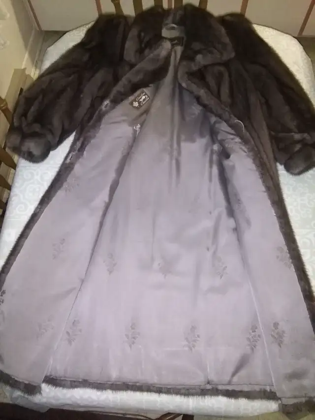 Manteau Vison long ‘’Irish Blue’’ Small in Women's - Tops & Outerwear in Laval / North Shore - Image 5