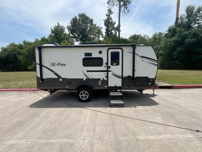 ORIGINAL OWNER - LIKE NEW - FULLY LOADED - 1,400 Km traveled - slept in less than 30 nights • Hitch...