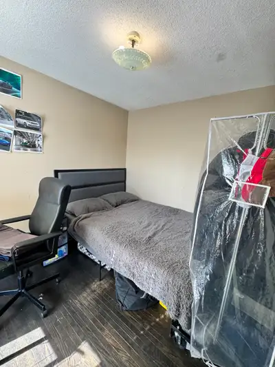 1 private room (not shared) available for $600 + utilities on the main floor 10 min walk from Seneca...