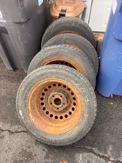 Pneus de voiture Toyota Camry 2005. 4 pneus. 15 pouces. Mags rouillés. 5x114mm Tires from Toyota Cam...