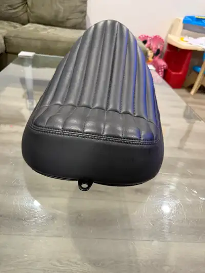 Harley Davidson seat, mint condition, no rips, No tars Description, what it fits in pictures 125 or...