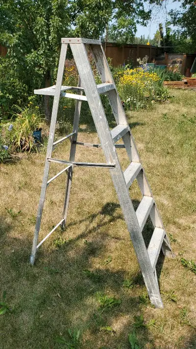 Great light weight 6 foot step ladder. Works great. All parts are in order. Available if posted. In...