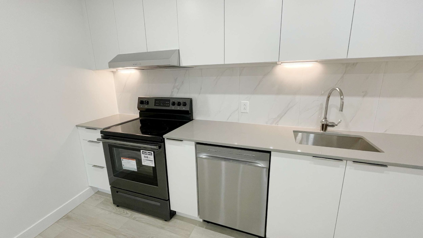New 3 1/2 condo close to camp university montreal — photo 2