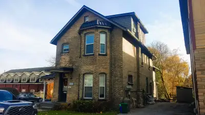 This bright and spacious one-bedroom, one-bathroom unit is located on the first floor of a fourplex....