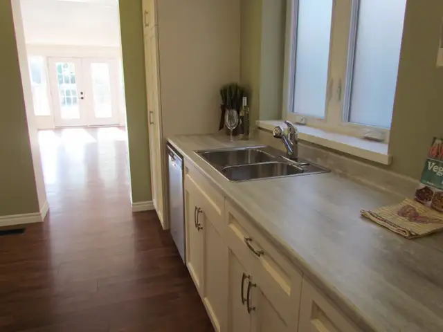 TRULY BEAUTIFUL 2BDRM in OLD EAST HILL with 1 MONTH FREE!