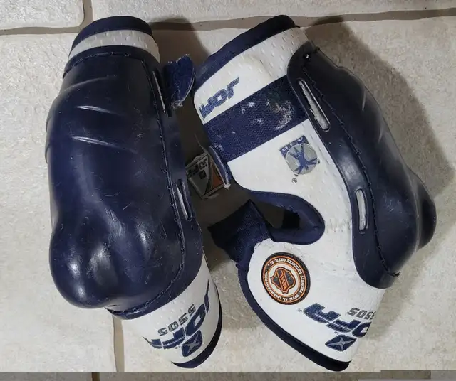 Men's Hockey Elbow Pads in Hockey in Edmonton - Image 4