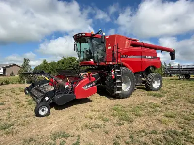 2011 Case 8120 Just out of the shop, this field ready 8120 combine. Complete with pickup, Redekop ch...