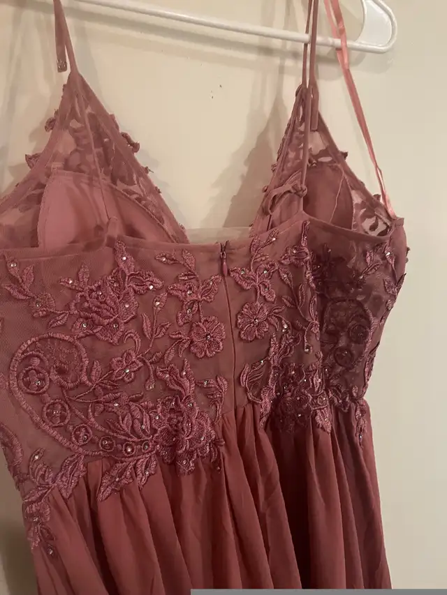Betsy & Adam Women's Deep V Sequin Gown, Mauve sz 8 in Women's - Dresses & Skirts in Mississauga / Peel Region - Image 4