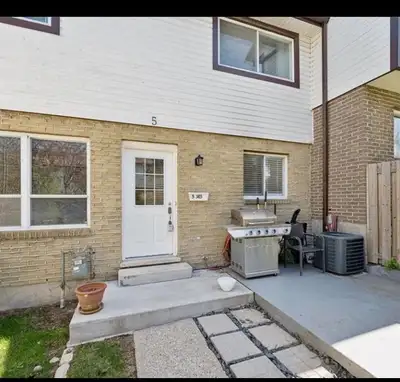 Walk straight into your front door and enjoy the benefits and space of townhouse living on a condo b...