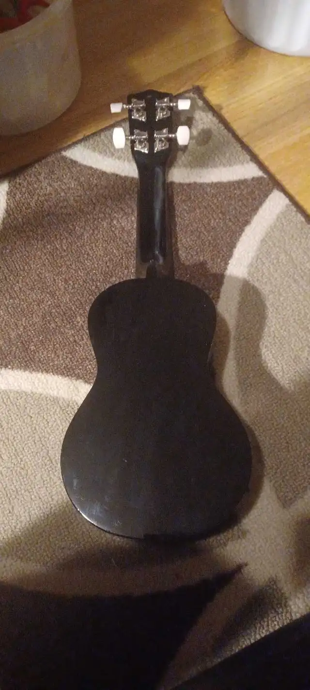 ukulele. 468230217421957121