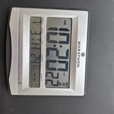 Marathon digital clock with indoor and outdoor temperature display * Date and day display * Wall-mou...