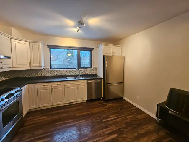 CHARLESWOOD: 2 STOREY HOUSE WITH 3 BED, 2 BATH