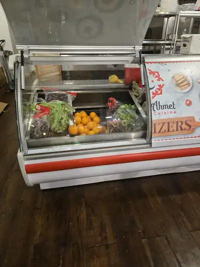 Selling a high-quality Igloo refrigerated prep/display counter, ideal for restaurants, cafes, or jui...