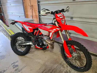 Bike is great condition. Aluminum Rad guard and bar 2.5 inch rox bar riser. Bike has 25 hrs. Bike is...