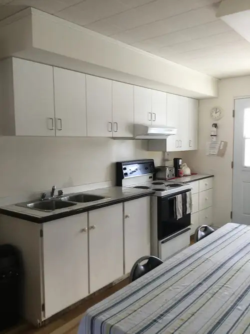 Location 32 jours et plus, payable à la semaine. Entrée indépendante à l’étage. Meublée, stationneme...