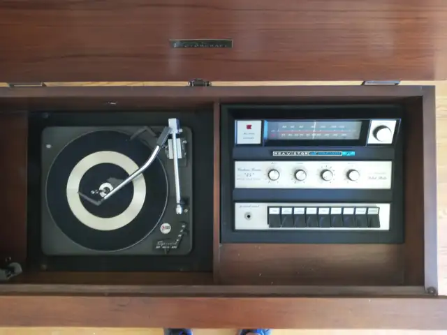 Stereo Console in Stereo Systems & Home Theatre in Mississauga / Peel Region - Image 6